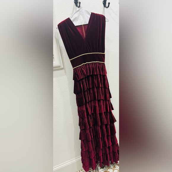 Gorgeous Bronx and Banco burgandy gown/dress. Mother of the bride/formal - Picture 6 of 10